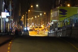 Slaan van heipaal gaat mis: waterleiding en stroomkabels beschadigd op Rozengracht