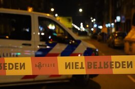 Slaan van heipaal gaat mis: waterleiding en stroomkabels beschadigd op Rozengracht