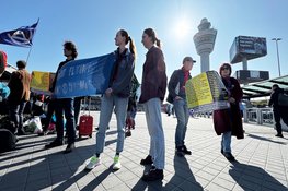 Tientallen demonstranten Extinction Rebellion aangehouden op Schiphol