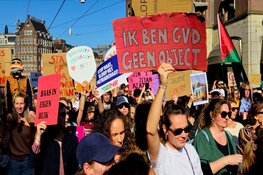 Veel drukte bij Feminist March op de Dam