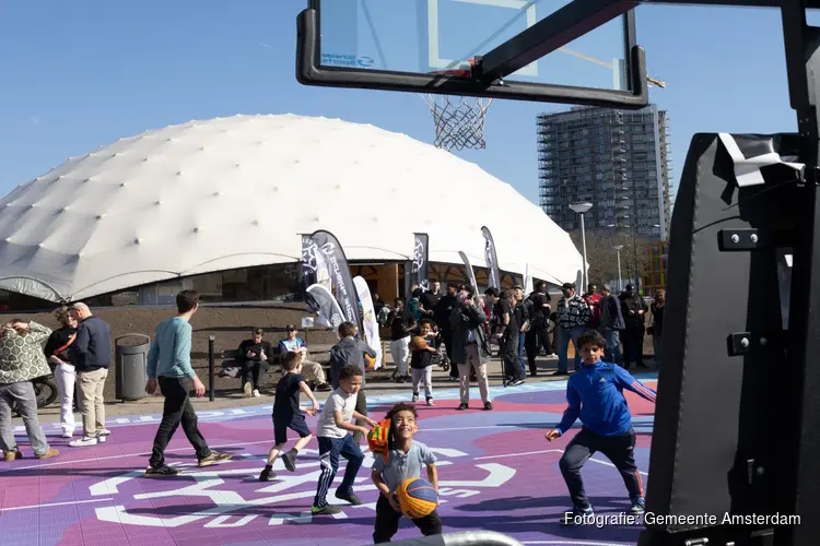 Jongeren uit K-buurt krijgen met de Paper Dome een eigen sportlocatie