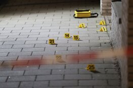 Stoep bezaaid met kogelhulzen na beschieting in Amsterdam-Noord