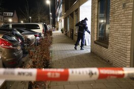 Stoep bezaaid met kogelhulzen na beschieting in Amsterdam-Noord