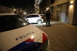 Stoep bezaaid met kogelhulzen na beschieting in Amsterdam-Noord