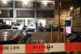 Stoep bezaaid met kogelhulzen na beschieting in Amsterdam-Noord