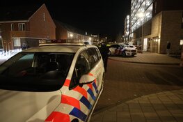 Stoep bezaaid met kogelhulzen na beschieting in Amsterdam-Noord