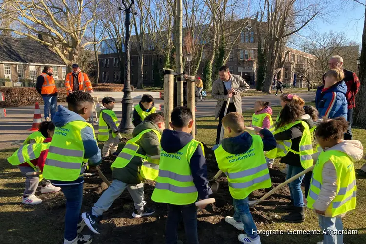 Meer dan 70 nieuwe bomen in het Oosterpark: basisschoolleerlingen planten een boom
