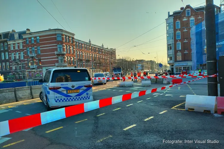 Bovenleiding van tram geraakt op Rozengracht in Amsterdam