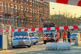 Bovenleiding van tram geraakt op Rozengracht in Amsterdam