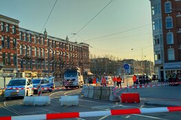 Bovenleiding van tram geraakt op Rozengracht in Amsterdam