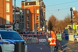 Bovenleiding van tram geraakt op Rozengracht in Amsterdam
