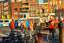 Bovenleiding van tram geraakt op Rozengracht in Amsterdam