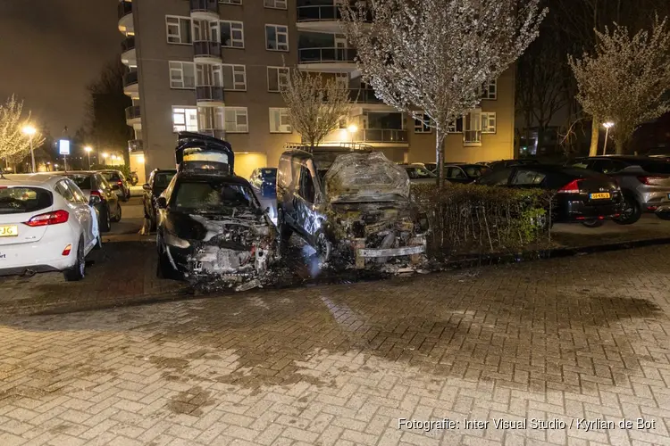 Twee voertuigen gaan in vlammen op bij nachtelijke autobrand in Diemen