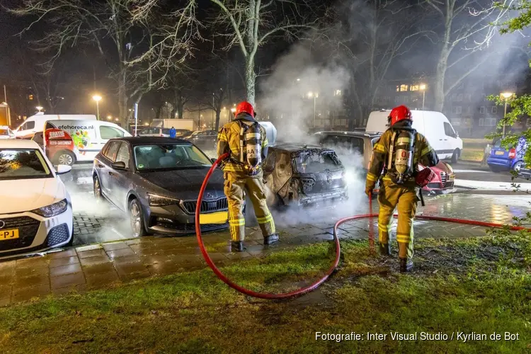 Auto gaat in vlammen op bij nachtelijke autobrand