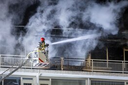 Flat ontruimd bij grote brand Overschiestraat