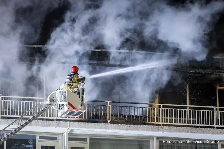 Flat ontruimd bij grote brand Overschiestraat