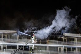 Flat ontruimd bij grote brand Overschiestraat