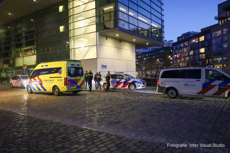 Persoon uit water gered aan IJdok in Amsterdam
