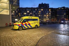 Persoon uit water gered aan IJdok in Amsterdam