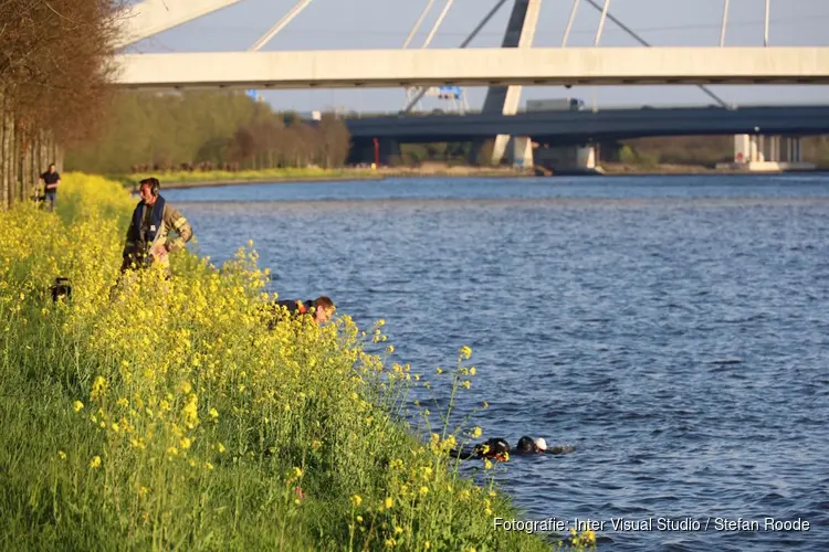 Persoon uit water getrokken door brandweer in Diemen