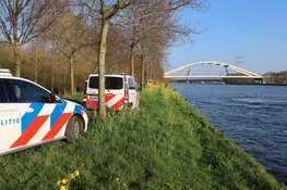 Persoon uit water getrokken door brandweer in Diemen