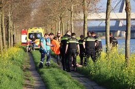 Persoon uit water getrokken door brandweer in Diemen