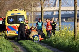 Persoon uit water getrokken door brandweer in Diemen