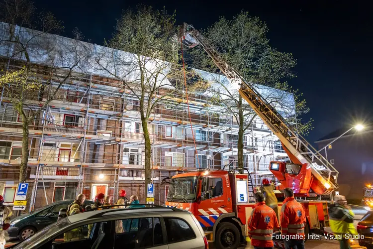 Gewonde bij uitslaande woningbrand in Amsterdam-Noord