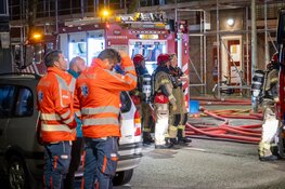 Gewonde bij uitslaande woningbrand in Amsterdam-Noord