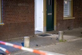 Kogelregen en handgranaat bij voordeuren in Amsterdam-Noord