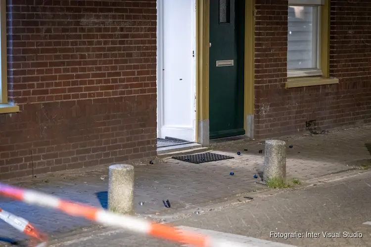 Kogelregen en handgranaat bij voordeuren in Amsterdam-Noord