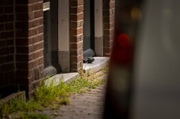Kogelregen en handgranaat bij voordeuren in Amsterdam-Noord