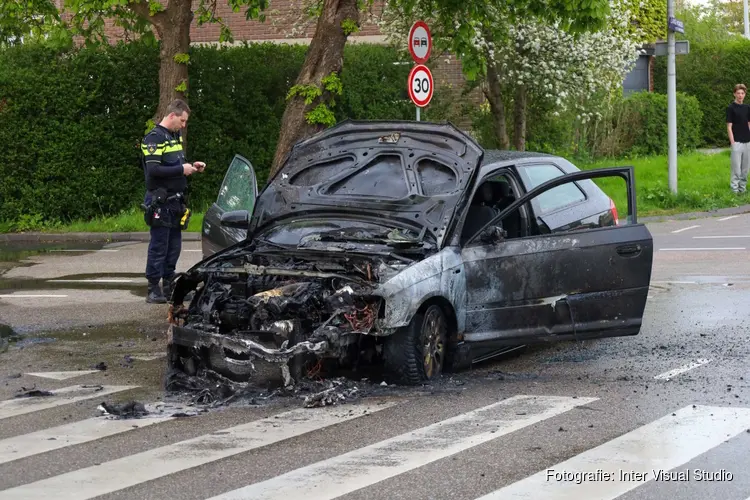 Auto vliegt in brand aan Lange Vonder in Amsterdam