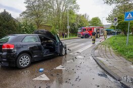 Auto vliegt in brand aan Lange Vonder in Amsterdam