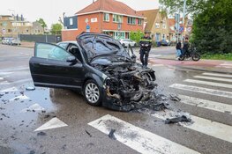 Auto vliegt in brand aan Lange Vonder in Amsterdam