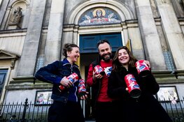 250 Lieve Amsterdammers staan in het zonnetje tijdens Vrijheidsmaaltijd in De Duif