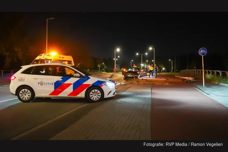 Taxibestuurder rijdt lantaarnpaal uit de grond op Baden Powellweg