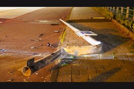 Taxibestuurder rijdt lantaarnpaal uit de grond op Baden Powellweg