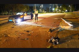 Taxibestuurder rijdt lantaarnpaal uit de grond op Baden Powellweg