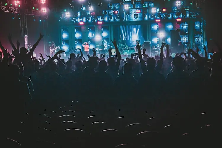 10 Essentiële Tips om het Maximale uit je Festival te Halen (met een beetje extra hulp van Mr. Stiff)