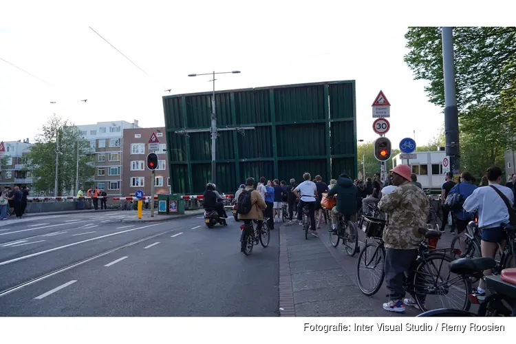 Brug langs Kostverlorenkade gestremd in Amsterdam