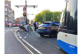 Brug langs Kostverlorenkade gestremd in Amsterdam
