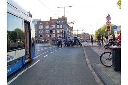 Brug langs Kostverlorenkade gestremd in Amsterdam
