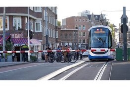 Brug langs Kostverlorenkade gestremd in Amsterdam