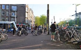 Brug langs Kostverlorenkade gestremd in Amsterdam
