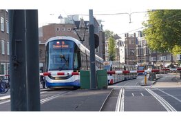 Brug langs Kostverlorenkade gestremd in Amsterdam