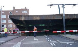 Brug langs Kostverlorenkade gestremd in Amsterdam