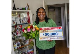 Amsterdamse trambestuurder Rosie wint 50.000 euro bij de Postcode Loterij
