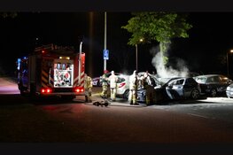 Auto vliegt in brand op parkeerplaats in Noord