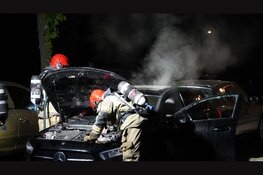 Auto vliegt in brand op parkeerplaats in Noord